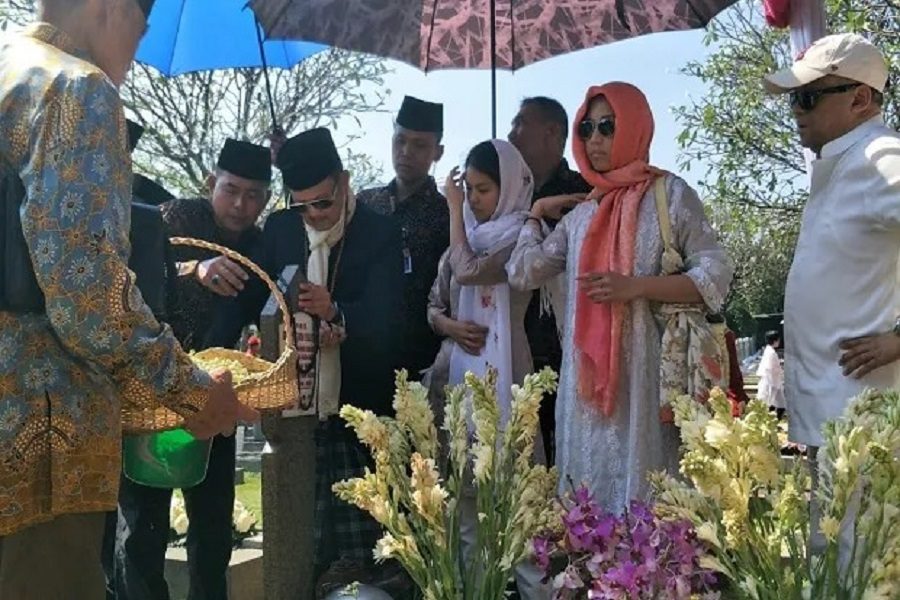 BJ Habibie Didampingi Anak dan Cucunya Ziarah ke Makam Bu Ainun