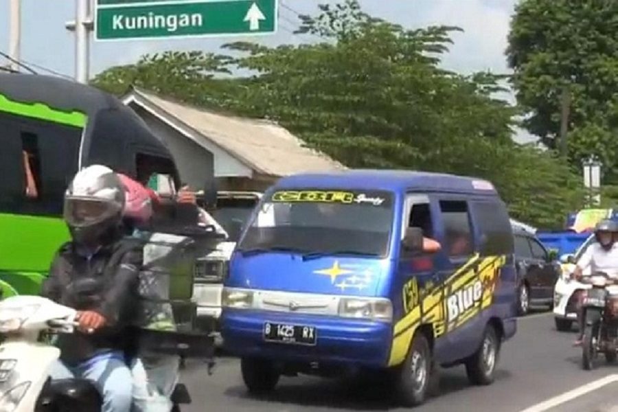 Jalur Wisata Cirebon Macet, Kendaraan Merayap Sepanjang 3 Kilometer