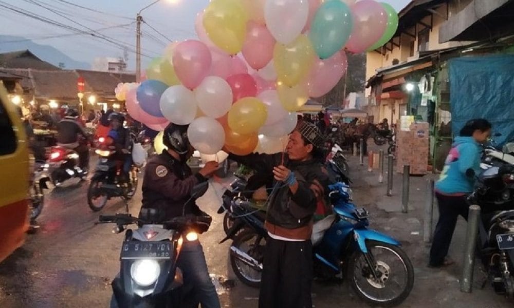 Hari Pertama Sekolah, Ortu Siswa di Bandung Berburu Balon