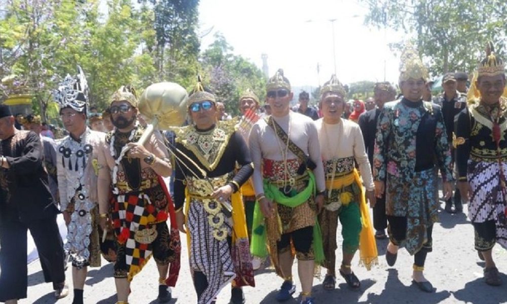 Memeriahkan Acara Karnaval Kemerdekaan, Para Pejabar Kenakan Kostum Unik