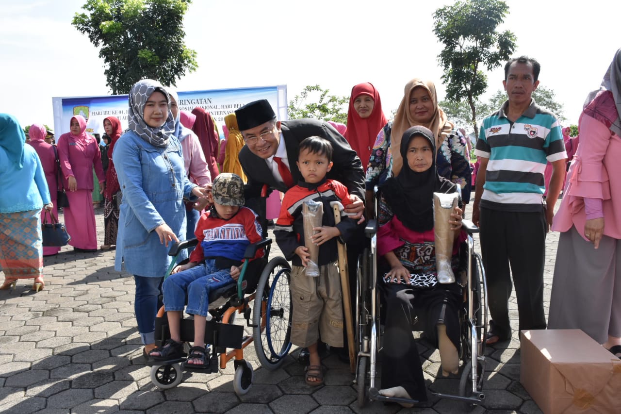 Tampak Wabup Sumedang Erwan Setiawan bercengkrama dengan Penyandang Divabelitas Usai Upacara Hari Ibu