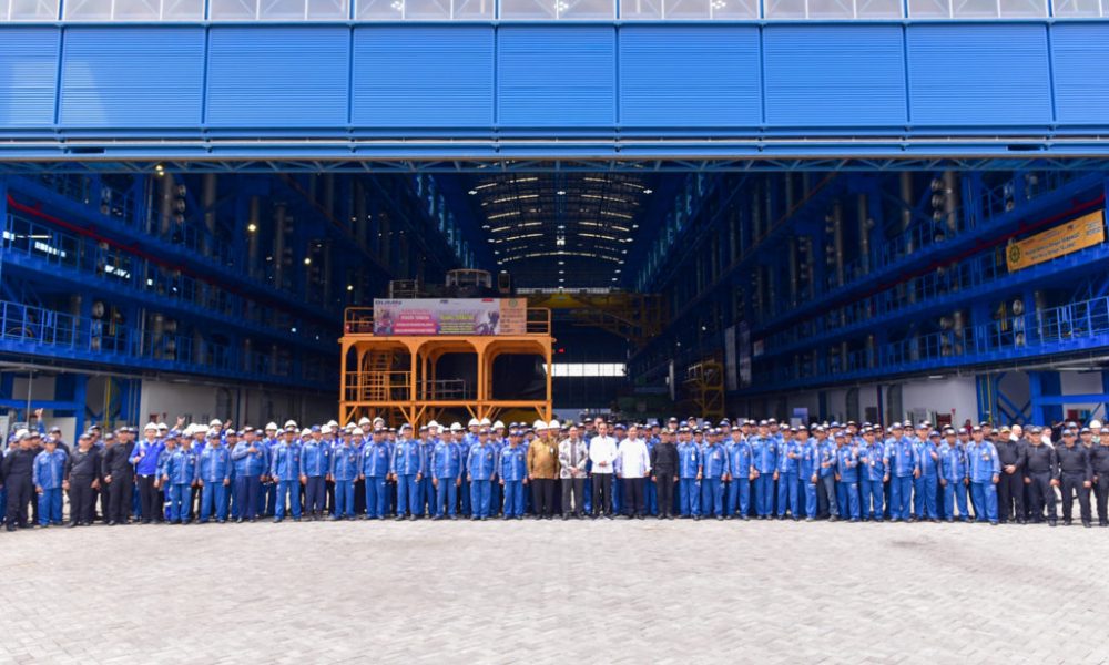Presiden Jokowi berfoto bersama usai ratas dan peninjauan di PT PAL Surabaya Provinsi Jawa Timur Senin