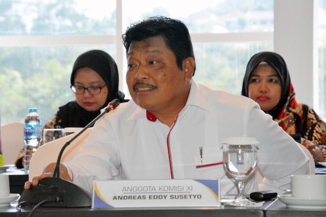 Anggota Komisi XI DPR RI Andreas Eddy Susetyo saat mengikuti pertemuan Tim Kunspek Komisi XI DPR dengan Kanwil Bea Cukai Wilayah Kepri