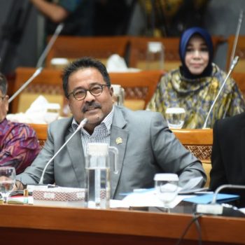Anggota Komisi X DPR RI Rano Karno saat Komisi X DPR RI menggelar rapat dengar pendapat Gubernur DKI Jakarta Anies Baswedan dan Ketua DPRD DKI Jakarta M. Prasetyo di Gedung Nusantara I Senayan Jakarta Kamis