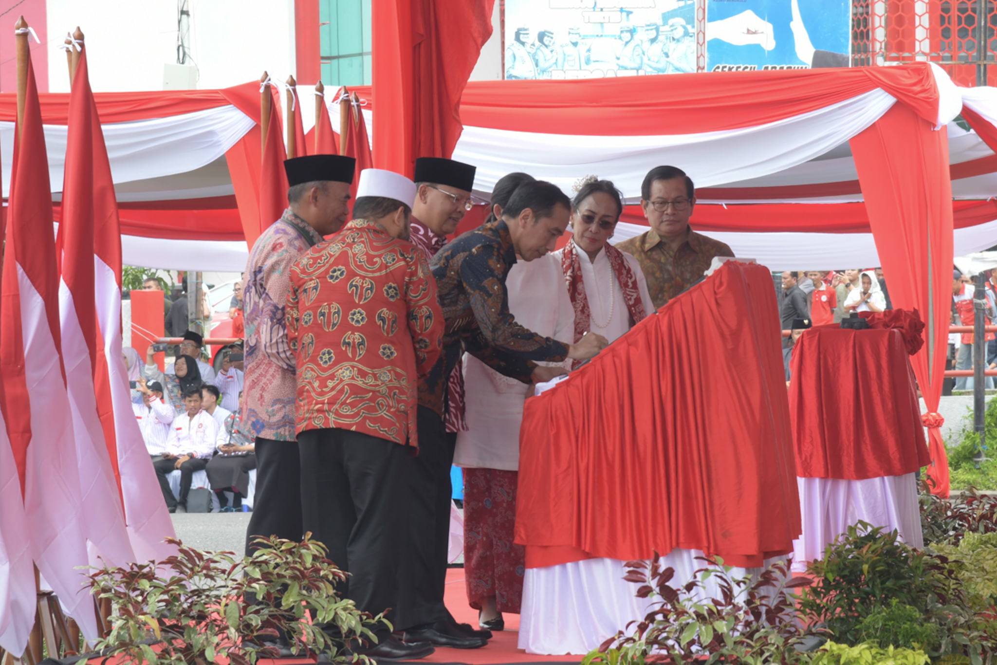 Presiden saat menandatangani peresmian Monumen Fatmawati Sukarno di Kota Bengkulu Provinsi Bengkulu Rabu (5/2/2020)