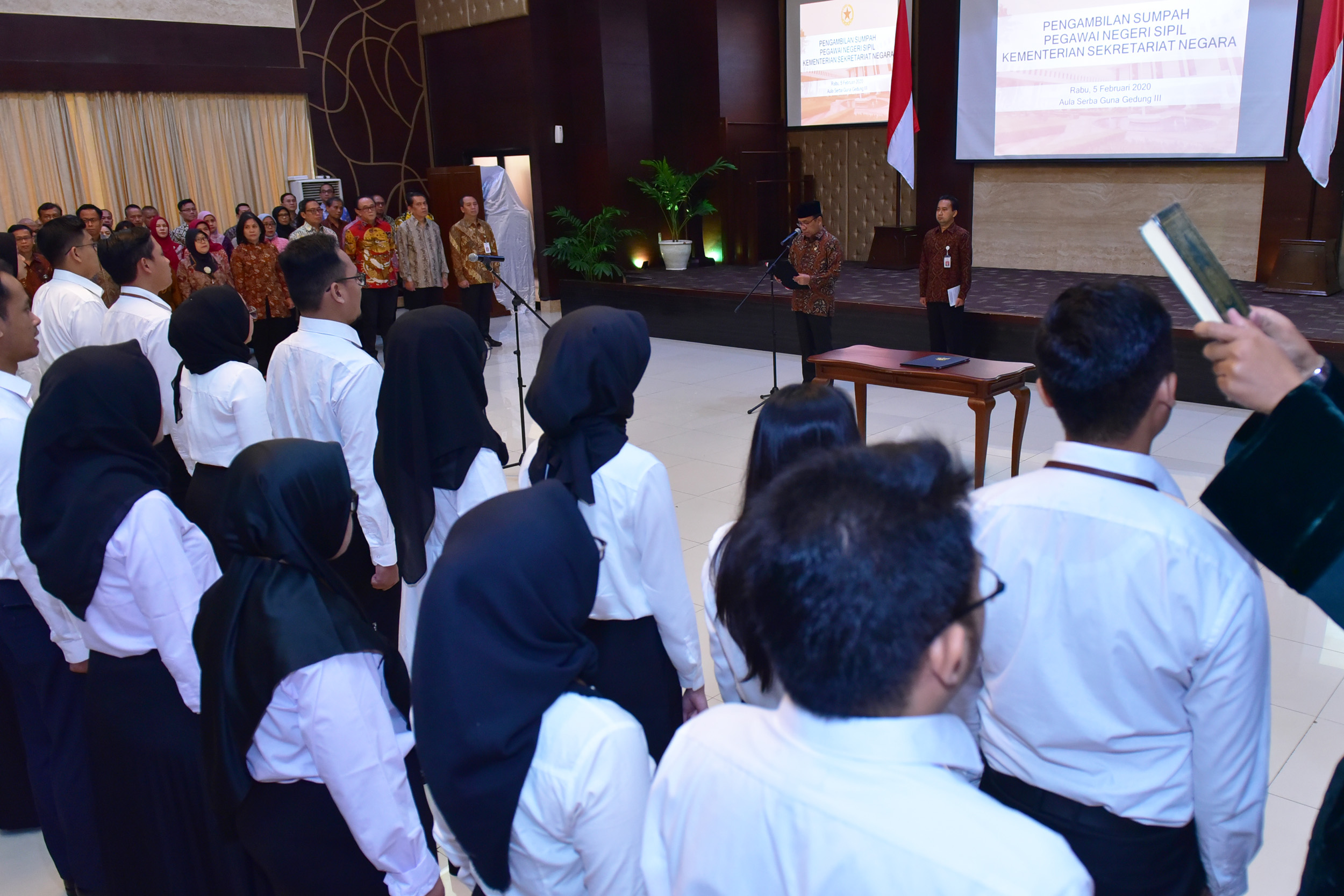 Mensekneg Minta PNS Hadapi Tantangan Zaman PNS Harus Miliki Karakter dan Tools untuk Belajar. Hal tersebut diungkapkan saat mengambil sumpah PNS Kemensetneg dan Setkab di Aula Serbaguna lantai 1, Gedung III Kemensetneg, Provinsi DKI Jakarta, Rabu (5/2).