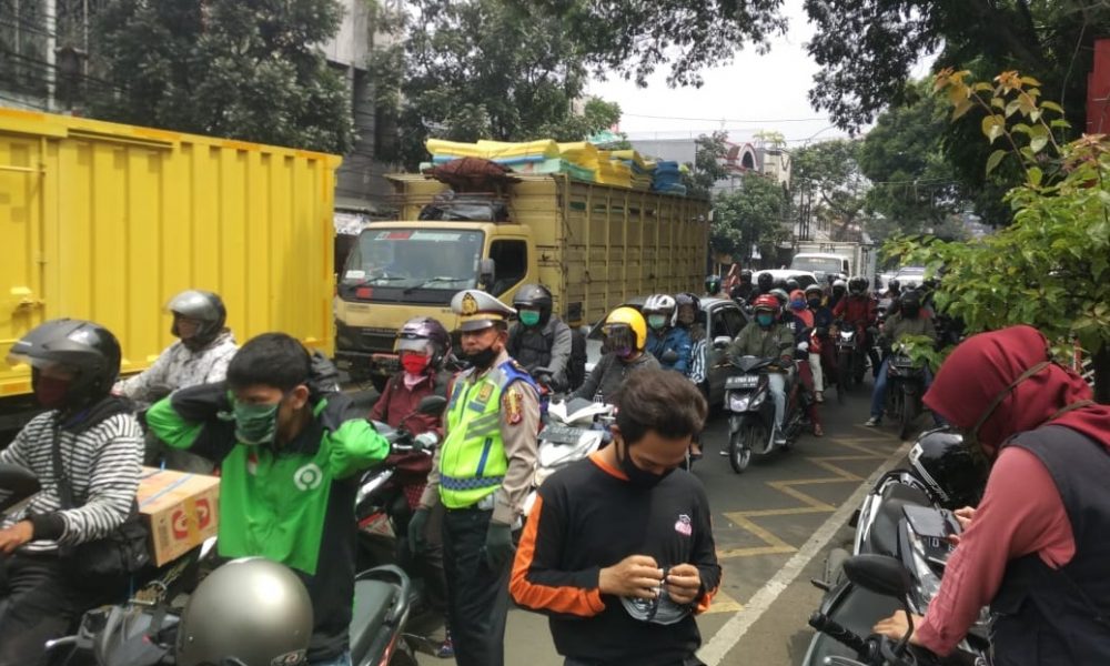 Awal Diberlakukannya PSBB Jabar, Lalu Lintas di Cimahi Terlihat Padat