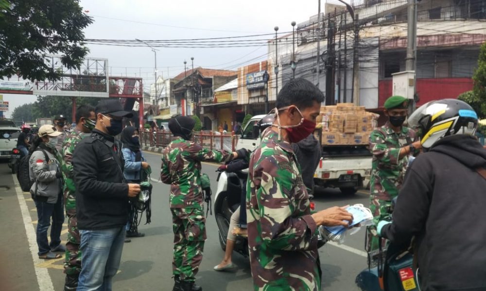 Bhakti Karya TNI, Kodim 0609 Cimahi Bersama Forwatch Bagikan Masker dan APD