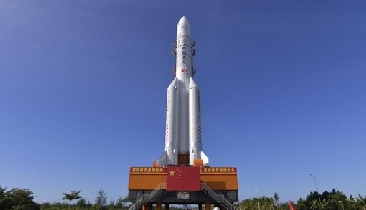 Foto yang diabadikan pada 17 Juli 2020 ini menunjukkan roket Long March-5 di Pusat Peluncuran Antariksa Wenchang di Provinsi Hainan, Cina selatan.
