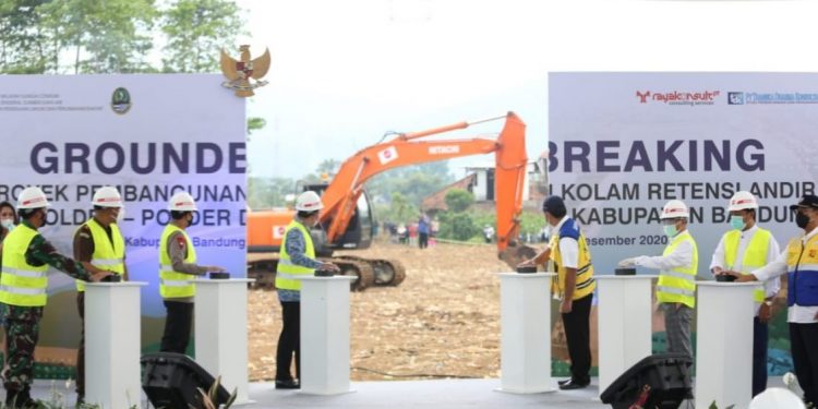 Gubernur Jawa Barat Ridwan Kamil melakukan peletakan batu pertama atau groundbreaking Kolam Retensi Andir dan lima polder di Kelurahan Andir, Kecamatan Baleendah, Kabupaten Bandung, Kamis (10/12/2020)