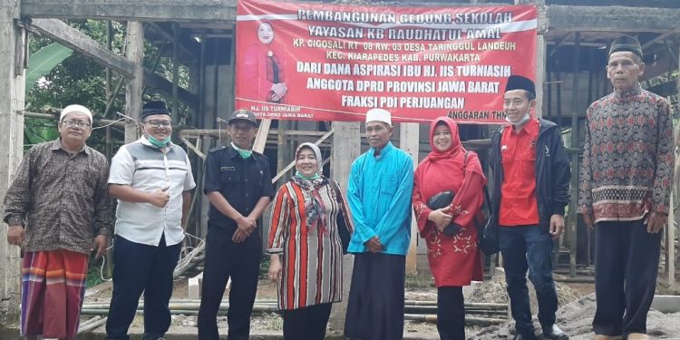 Anggota DPRD Jawa Barat Fraksi PDI Perjuangan, Hj Iis Turniasih saat mengunjungi pembangunan gedung sekolah Yayasan KB Raudhatul Amal, Rabu, (13/1/2021)