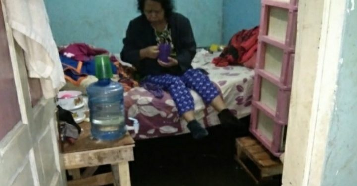 Dalam keadaan sakit rumah ibu Ade Rohanah (61) warga Kelurahan Utama kebanjiran