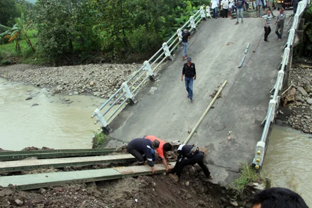 Jembatan Ambruk