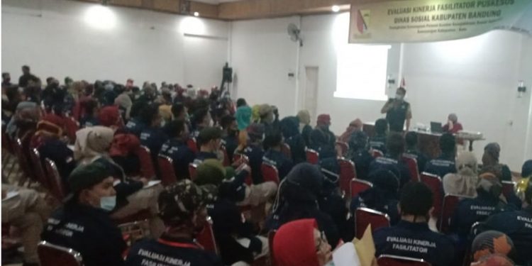 kegiatan Evaluasi Fasilitator Puskesos Dinas Sosial Kabupaten Bandung di Ciater, Selasa (16/3/2021)