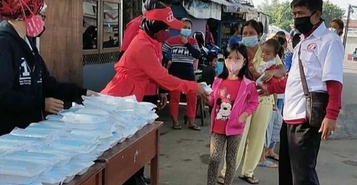 Anggota DPRD Jabar, Rafael Situmorang, S. H, Fraksi PDI Perjuangan melaksanakan aksi kemanusiaan di kelurahan Menger Tengah Kec. Bandung Kidul Kota Bandung,