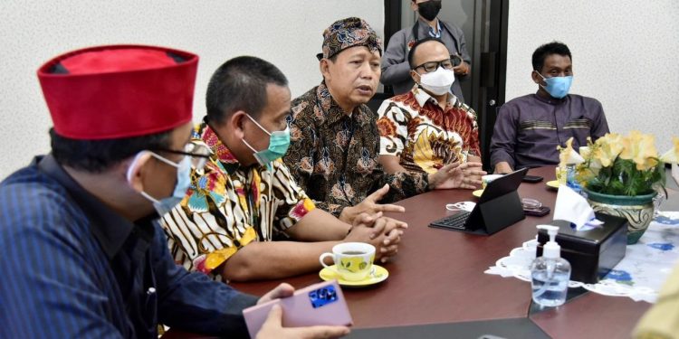 Komisi IV DPRD Jabar Saat Kunjungi UPTD PSDA Wilayah Sungai Ciliwung - Cisadane Terkait dengan Monitoring Rencana Kegiatan TA 2022 dan Kegiatan Program Pemulihan Ekonomi Nasional (PEN). Selasa, (25/05/2021)Foto : Farhat Mumtaz / Humas DPRD Jabar.