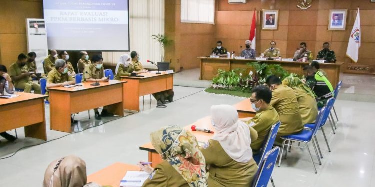 Rapat Evaluasi PPKM di Aula Gedung A
Senin, 3 Mei 2021