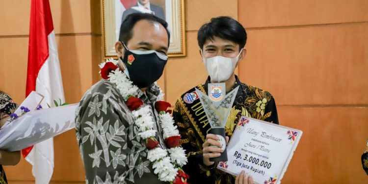 Plt. Wali Kota Cimahi Letkol Purnawirawan Ngatiyana saat memberikan hadiah kepada duta genre terpilih, Jumat (3/9/2021)