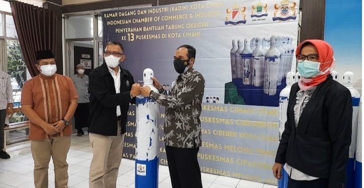 Ketua Kadin Kota Cimahi saat memberikan tabung gas oksigen medis kepada Plt Wali Kota Cimahi Ngatiyana, Jumat (3/9/2021)