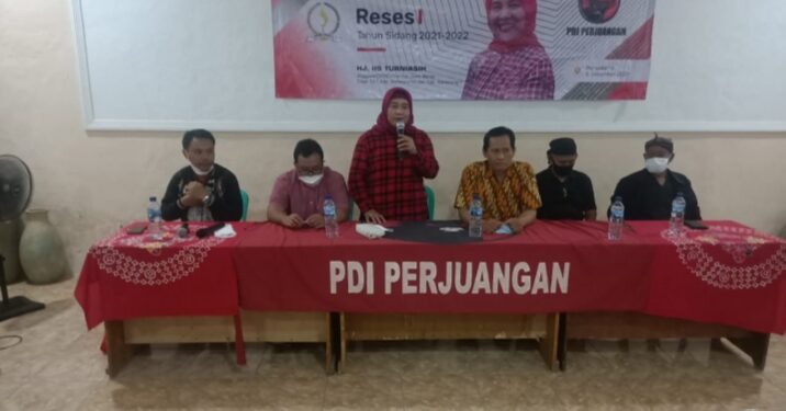 Anggota DPRD Jabar asal Dapil X Jabar, Hj. Iis Turniasih saat menyerap aspirasi masyarakat dalam reses I tahun sidang 2021-2022