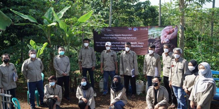 Pelatihan Pengenalan Teknik Pembibitan Bambu Melalui Pola Agroforestry di Desa Jatiroke Kecamatan Jatinangor, Kabupaten Sumedang, Sabtu, 6 November 2021