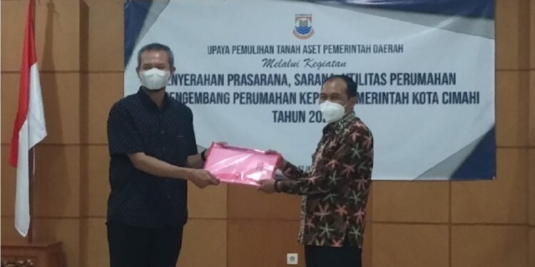 Pengembang saat penyerahan PSU kepada Plt Wali Kota Cimahi, Kamis (27/1/2022)