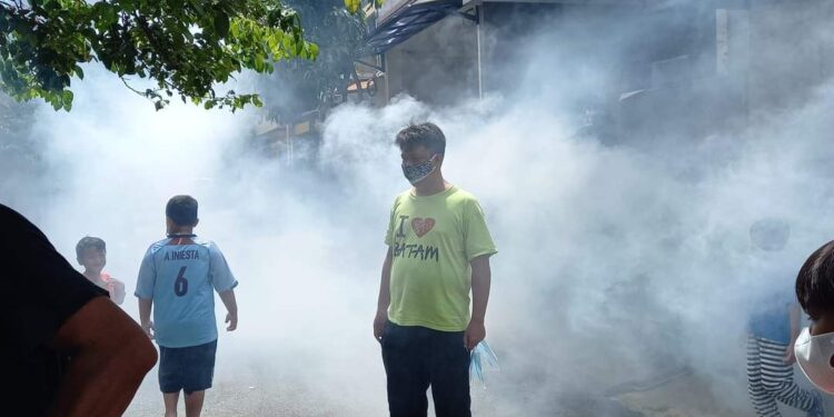 Cegah Demam Berdarah, Rafael Situmorang Gelar Fogging di Gempol Sari