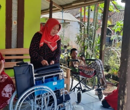 Aksi Peduli, DPRD Jabar Hj Iis Turniasih Salurkan Kursi Roda Untuk Penyandang Disabilitas
