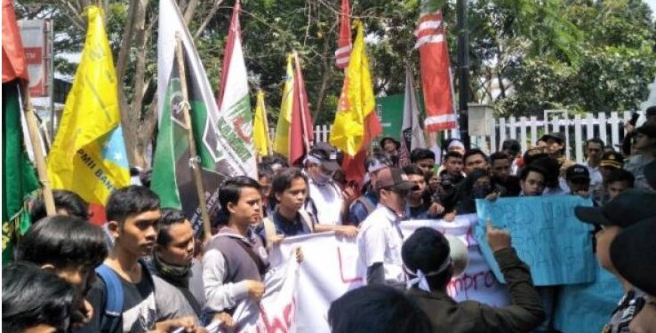 Aksi demo mahasiswa