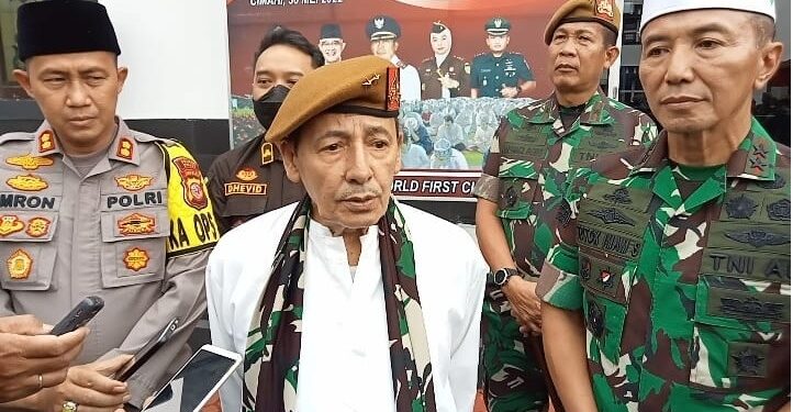 Habib Muhamad Luthfi Bin Ali Yahya bersama DanpussenarmedMayjen TNI DR Totok Imam Santoso dan Kapolres Cimahi