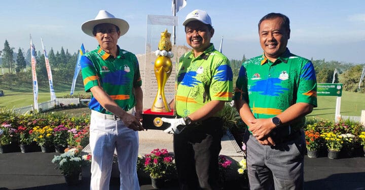 Bupati Pukul Bola Asap Golf, Buka Kejuaraan Golf Bupati Sumedang Cup 2022