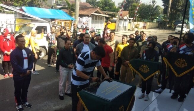 Danpussenarhanud Kodiklatad Mayjen TNI Karev Marpaung saat menandatangani prasasti  peresmian pusat kebugaran Vyati Fitness Center yang berlokasi di kawasan Mako Pussenarhanud, Kota Cimahi, Jawa Barat, Selasa (5/7/2022).