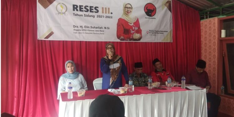 Anggota DPRD Provinsi Jawa Barat, Daerah Pemilihan (Dapil) Jawa Barat III Kabupaten Bandung Barat Dra Hj Elin Surhaliah MSi, dari Fraksi PDI Perjuangan mengadakan Reses III tahun sidang 2021-2022 di Pendopo Pesantren Baiturrahman Desa Tugumukti Kecamatan Cisarua Kabupaten Bandung Barat (KBB), Kamis (07/07/2022)