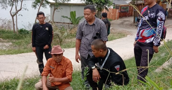 Steve Ewon saat melaksanakan Penanaman Pohon di Desa Cangkorah, Kabupaten Bandung Barat