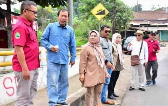 Komisi IV DPRD Jabar Iis Turniasih Tinjau Perbaikan Ruas Jalan Parakan Muncang menuju Warung Simpang Sumedang