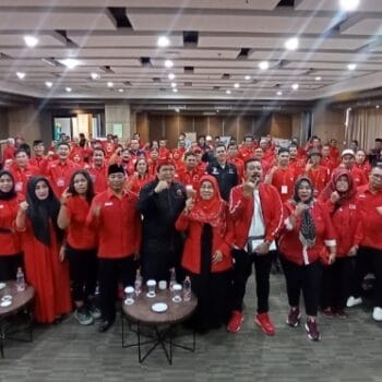 Hj. Iis Turniasih didampingi Ketua DPC Kabupaten Karawang saat menghadiri Pelatihan Pelatih Saksi Daerah Se-Kabupaten Karawang, di Hotel Brits, Karawang, 18 Februari 2023