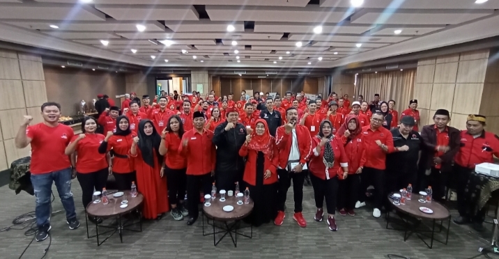 Hj. Iis Turniasih didampingi Ketua DPC Kabupaten Karawang saat menghadiri Pelatihan Pelatih Saksi Daerah Se-Kabupaten Karawang, di Hotel Brits, Karawang, 18 Februari 2023