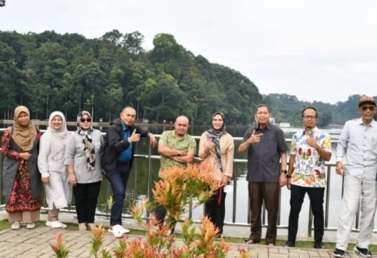 Hj. Iis Turniasih bersama Rombongan Komisi IV DPRD Jabar saat meninjau penataan Situ Gede, Kota Bogor, 2 Februari 2023