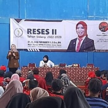 Wakil Ketua DPRD Jabar, Dr. Hj. Ineu Purwadewi Sundari, S.Sos., MM didampingi Sekretaris DPRD Provinsi Jawa Barat Dr. Hj Ida Wahida Hidayati, SE. SH., M.Si saat menggelar Reses di Desa Cisampi Kabupaten Subang, 15 Februari 2023.