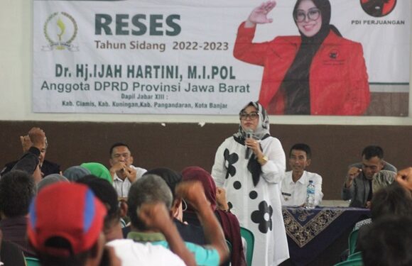 Anggota DPRD Provinsi Jawa Barat Hj. Ijah Hartini saat Reses II Tahun Sidang 2022-2023 di   Desa Raharja Kecamatan Purwaharja Kota Banjar