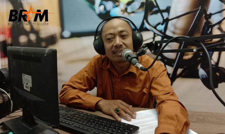 Steve Ewon, YouTuber dan pencinta hewan liar sekarang ingin jadi penyiar radio.