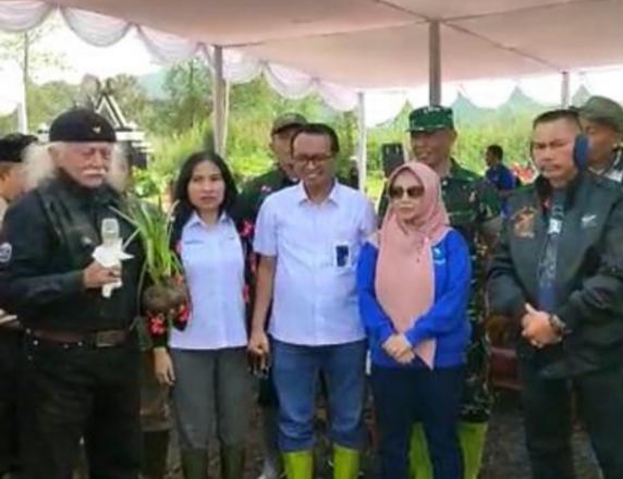 Dari kiri: Aktivis lingkungan Eyang Memet, dir keuangan perhutani, dir komersial perhutani, Mitra Pariwisata H.EMTe paling kanan