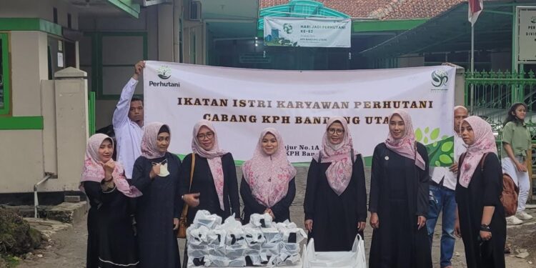 Ikatan Istri Karyawan Perhutani KPH Bandung Utara gelar Bakti Sosial dengan membagikan takjil kepada masyarakat