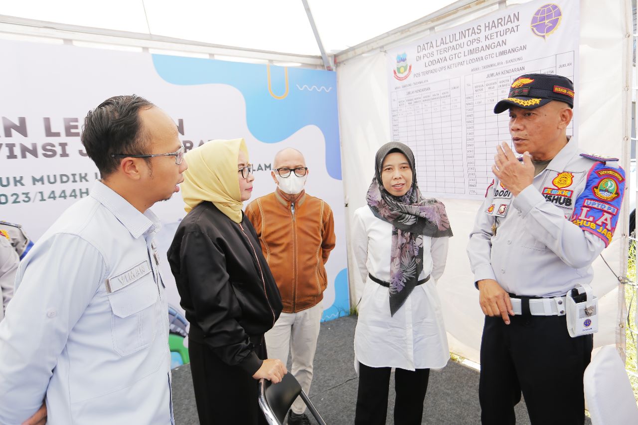 Wakil Ketua DPRD Jawa Barat Ineu Purwadewi melaksanakan pemantauan arus mudik lebaran tahun 2023 di posko mudik/pengamanan Terpadu Nagreg