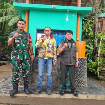 Perhutani KPH Bandung Utara bersama Babinsa Kertawangi lakukan Pengamanan terhadap kunjungan wisatawan di Curug Layung, Cisarua Kabupaten Bandung Barat