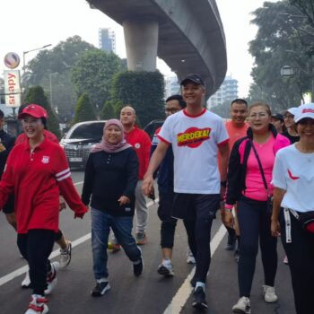 Calon Presiden Ganjar Pranowo melakukan jalan sehat bersama anggota DPR RI Diah Pitaloka