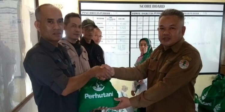 Asisten Perhutani (ASPER) BKPH Manglayang Barat Nono melakukan penyerahan sembako ke penyadap secara simbolis