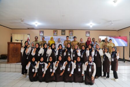 Foto bersama: Ineu Purwadewi bersama Para peserta pelatihan Kerja Mandiri mobile unit, cetak kemandirian perekonomian masyarakat, Senin 8 April 2023