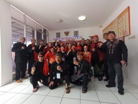 Para Bacaleg PDI Perjuangan Kota Cimahi berfoto bersama setelah mendaftar ke KPU Kota Cimahi, Kamis 11 Mei 2023