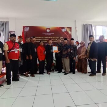 Ketua DPC PDI Perjuangan Kota Cimahi Agung Yudaswara didampingi Sekretaris DPC Sri Budhi Rahayu serahkan dokumen pendaftaran Bacaleg Ke KPU Kota Cimahi